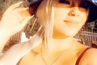 sexy blondie next door!! 🍑🤤 - Image 6